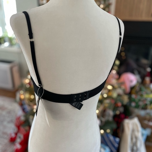 Elegant Black Lace Bra - Picture 3 of 7